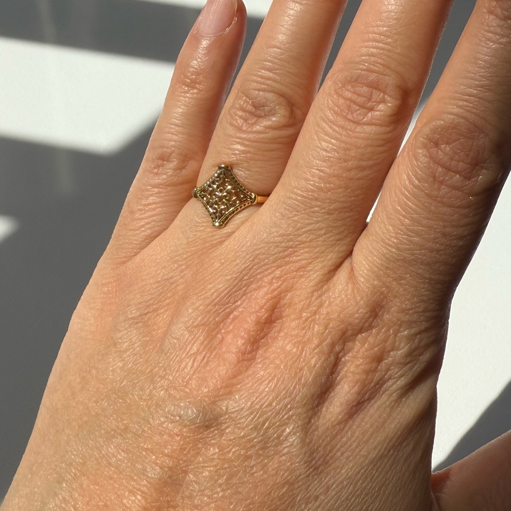 Vintage 18K Gold plated Hollow Flower Ring Jewelry - Picture 15 of 15